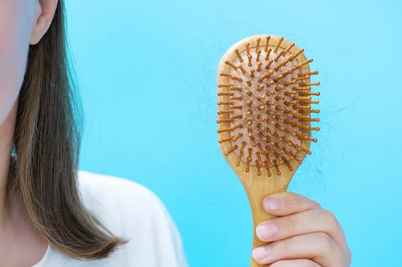 Ziołowy produkt do walki z wypadaniem włosów Pokrzepol – płyn przeciw wypadaniu włosów