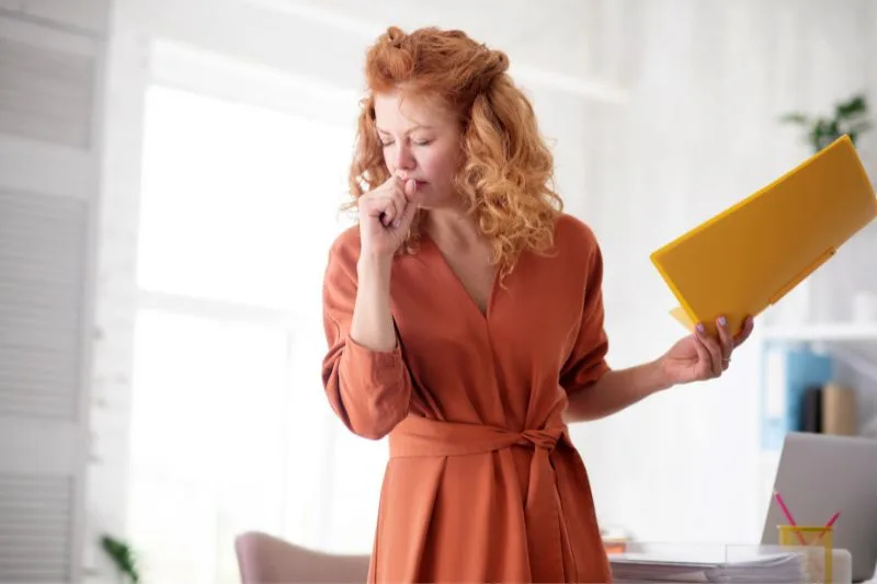 Czym jest kaszel i jak radzić sobie z nim domowymi sposobami? Oto nasz przepis na ziołowe krople! 3