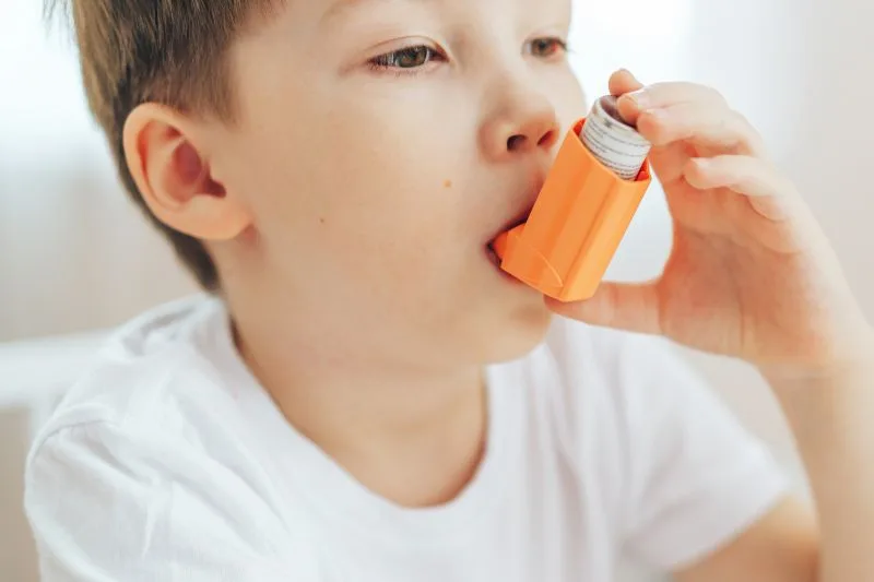 Czym jest kaszel i jak radzić sobie z nim domowymi sposobami? Oto nasz przepis na ziołowe krople! 1