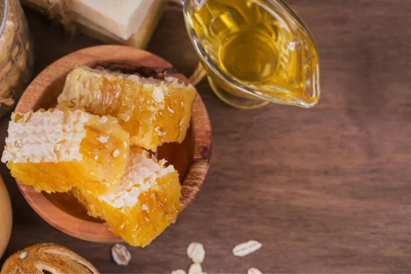 Jak miód działa na gojenie się ran? Tak świetny naturalny kosmetyk na wyciągnięcie ręki!