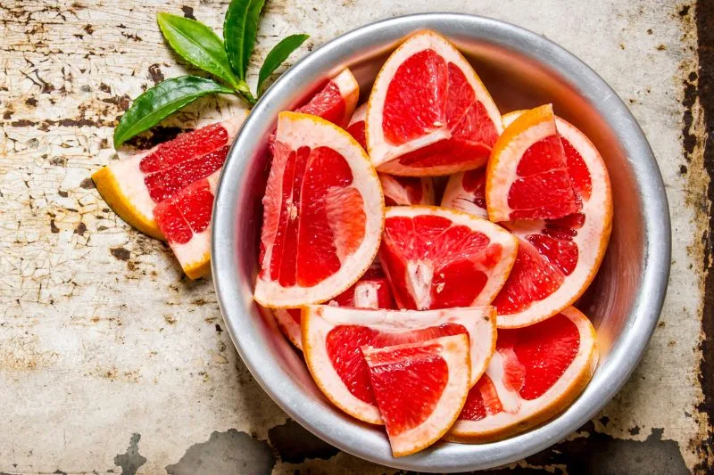 Grejpfrut - jakie ma właściwości i jakie ma wartości odżywcze? Uważaj jednak na te 3 przeciwwskazania! 1 grejpfrut