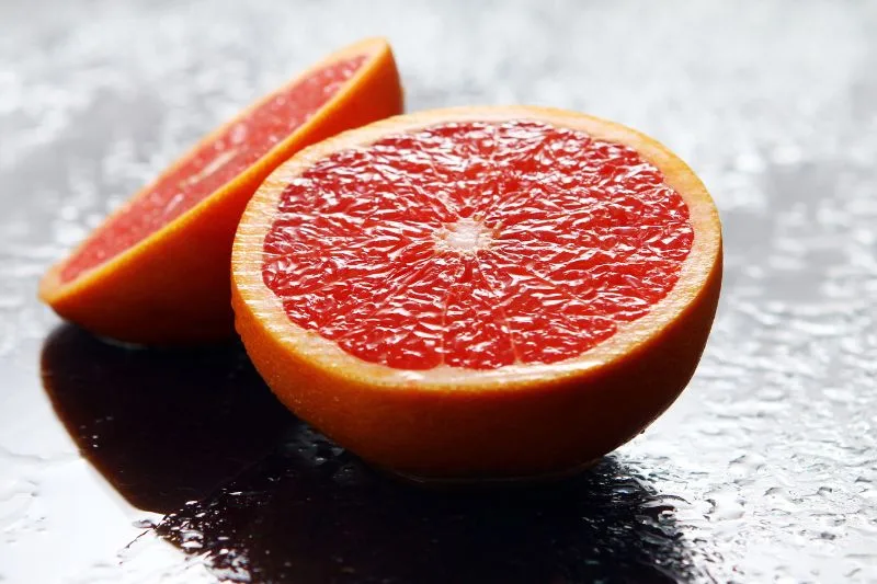 Grejpfrut - jakie ma właściwości i jakie ma wartości odżywcze? Uważaj jednak na te 3 przeciwwskazania! 2 grejpfrut