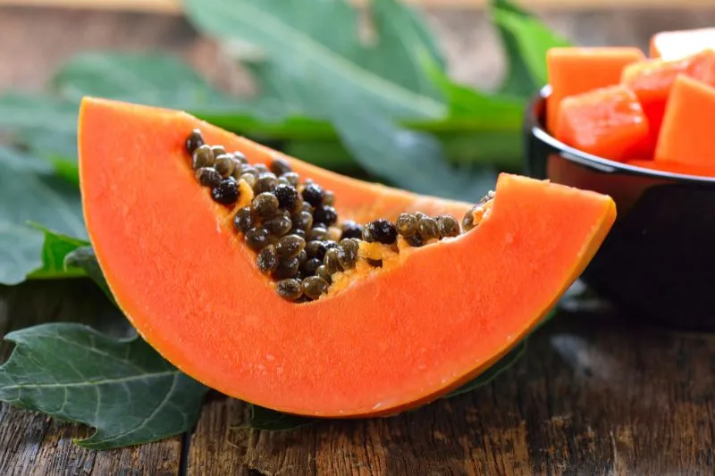 Na co pomaga papaja i jak ją jeść? Poznaj jej 8 leczniczych zastosowań! 2 papaja