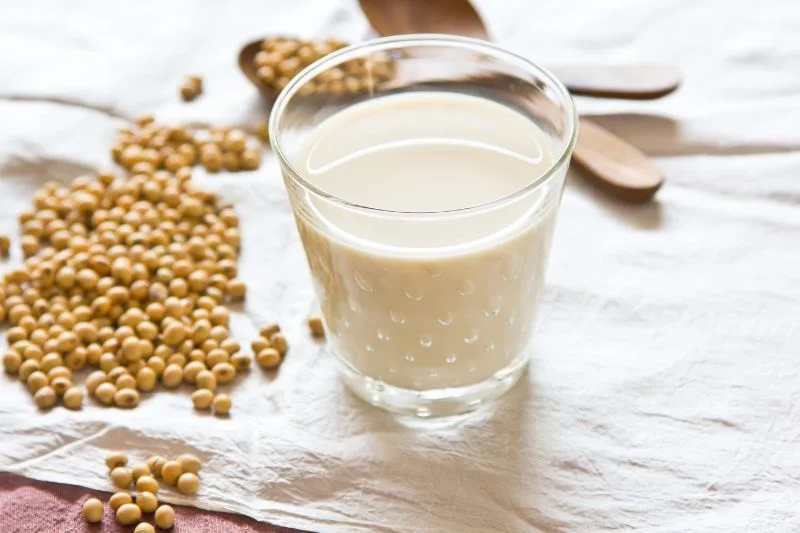 Mleko sojowe jako najlepsze zastępstwo mleka krowiego? Sprawdź, jakie ma właściwości i dlaczego potrzebujesz go w swojej diecie! 1 mleko sojowe