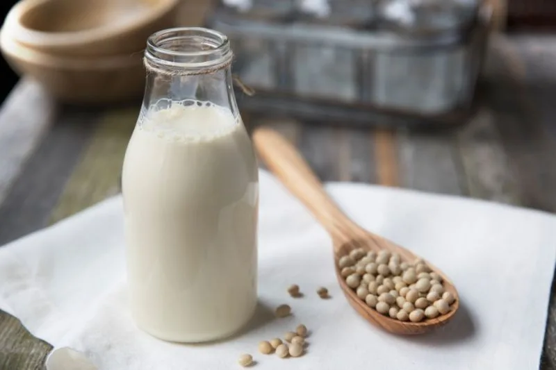 Mleko sojowe jako najlepsze zastępstwo mleka krowiego? Sprawdź, jakie ma właściwości i dlaczego potrzebujesz go w swojej diecie! 2