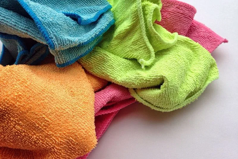 Jak prać ściereczki z mikrofibry, aby zachować ich jakość na dłużej?